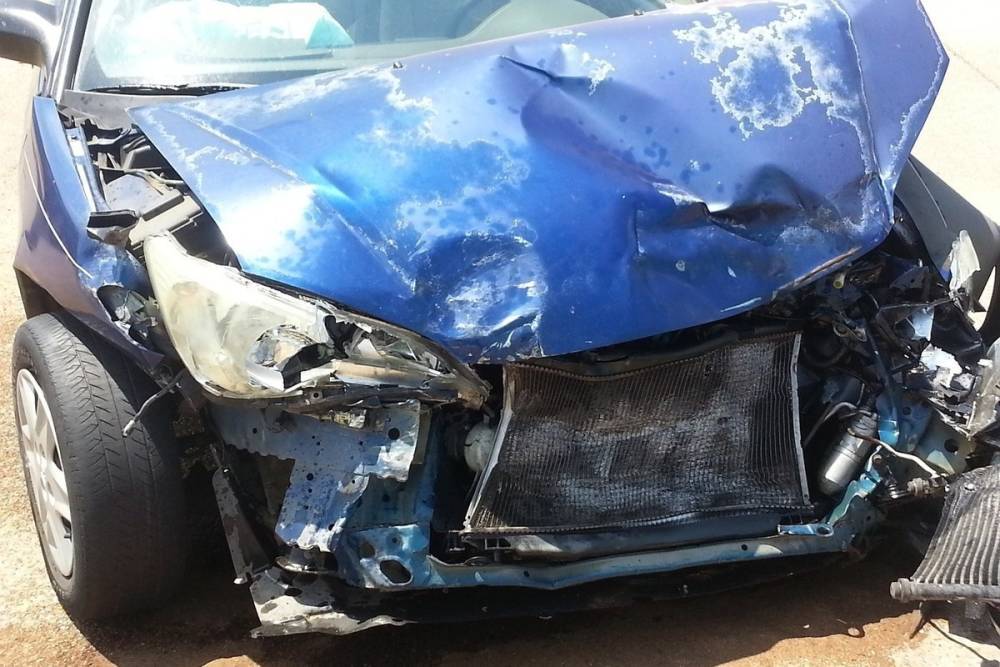 Водитель Toyota врезался в электроопору в Балее, пострадал пассажир