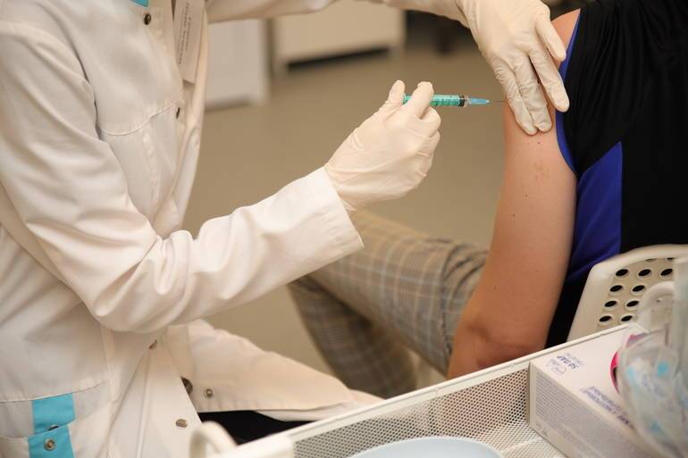 Медики Центрального района ежедневно вакцинируют до 700 человек