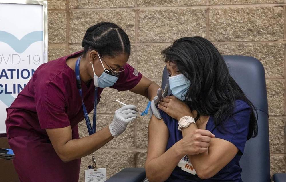 Reuters: суд в США приостановил действие требования об обязательной вакцинации сотрудников