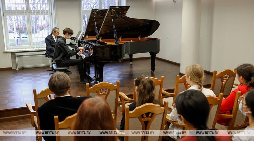 ФОТОФАКТ: День пианиста празднуют в гимназии-колледже при БГАМ