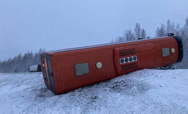 На тюменской трассе автобус с людьми съехал в кювет и опрокинулся