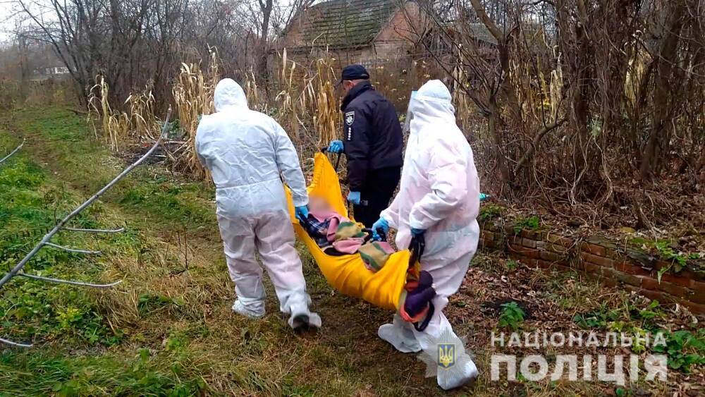 В Полтавской области медикам пришлось ломать двери, чтобы спасти женщину с COVID-19 — их не пускал ее муж