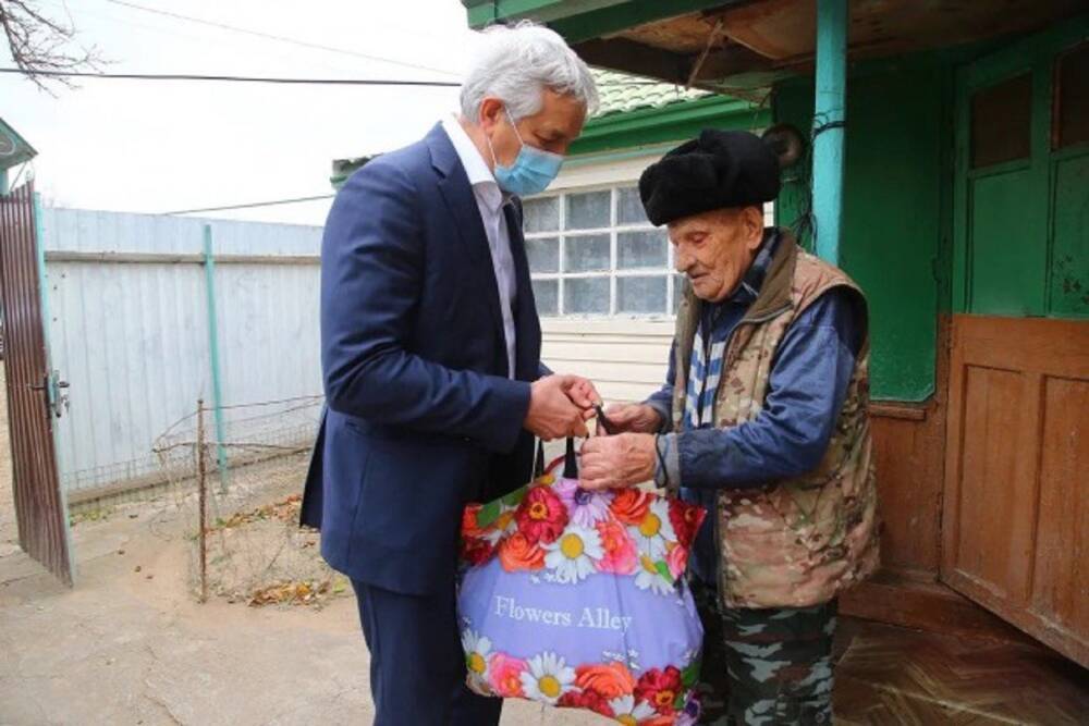 Леонид Огуль посетил астраханских ветеранов, взятых под патронаж в период пандемии в рамках акции #МыВместе партии «Единая Россия»