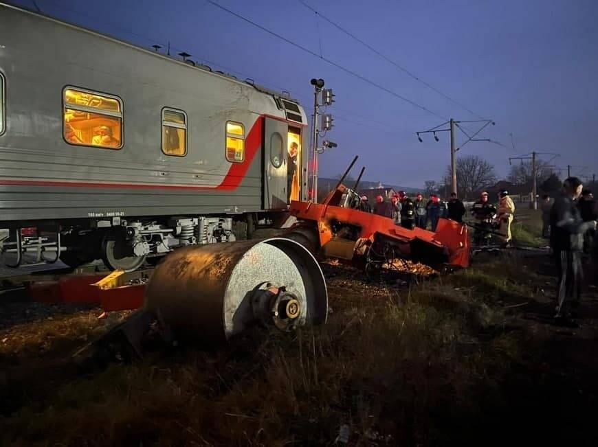 На Кавказе пассажирский поезд столкнулся асфальтоукладчиком