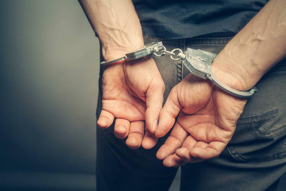Полицейский арестован по подозрению в коррупции: «закрывал дела за деньги»