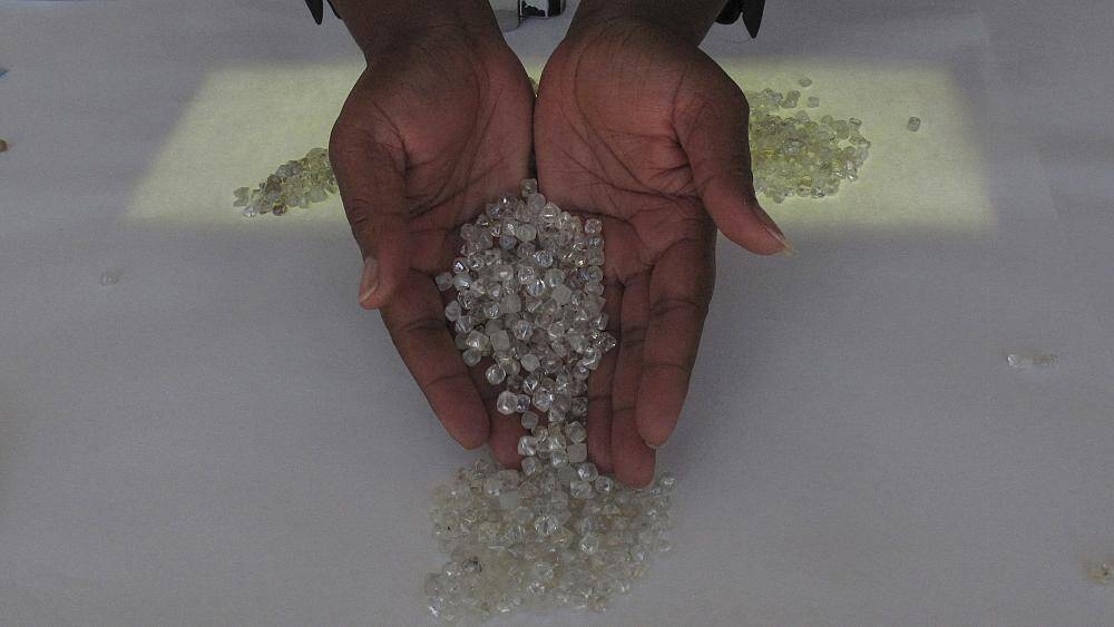 Португальские миротворцы выовзили алмазы из Африки