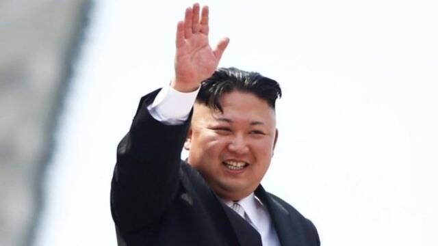 В Сети активно обсуждают странное фото Ким Чен Ына с плачущими военными
