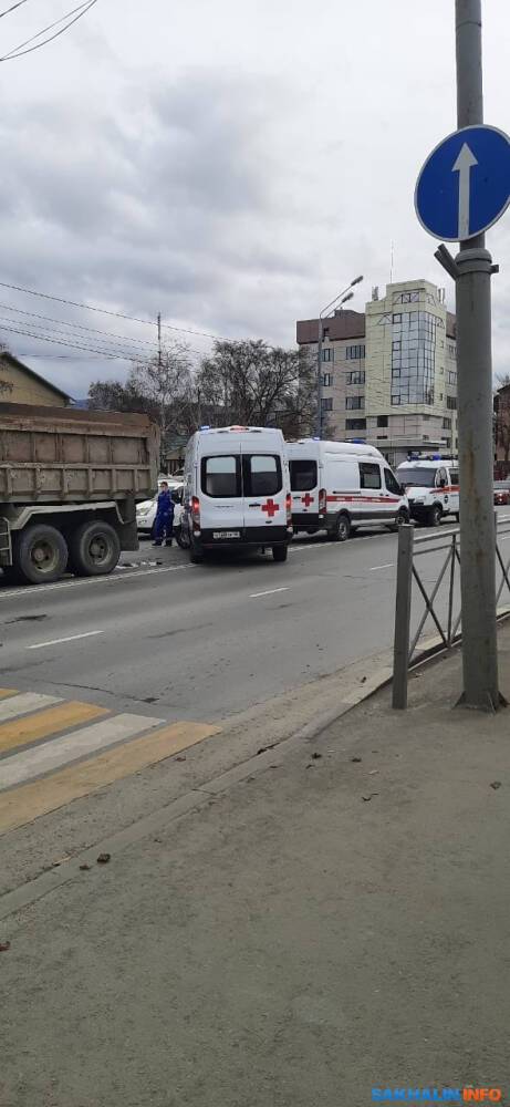 К месту ДТП с участием грузовика и автобуса в Южно-Сахалинске приехал мэр