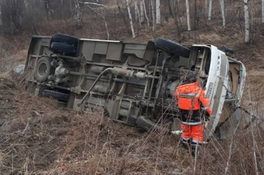В Хабаровском крае перевернулся пассажирский автобус, пострадало 6 человек