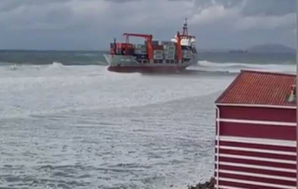 Спасатели начали эвакуацию экипажа севшего в Приморье на мель контейнеровоза