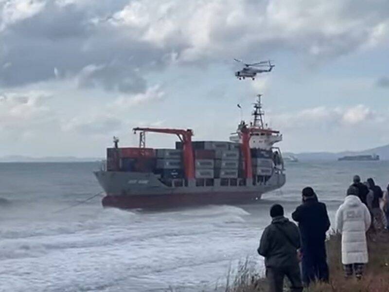Панамский контейнеровоз с китайцами на борту сел на мель у берегов Находки