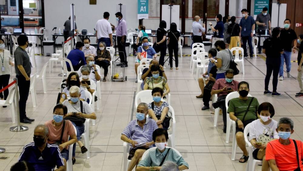 Власти Сингапура не будут оплачивать лечение непривитым от COVID-19