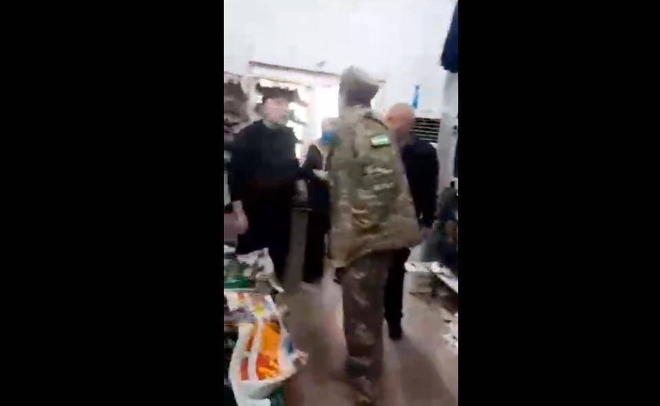 Военная прокуратура проверяет достоверность видео с главой Алмалыкского управления обороны, который участвовал в скандале на рынке