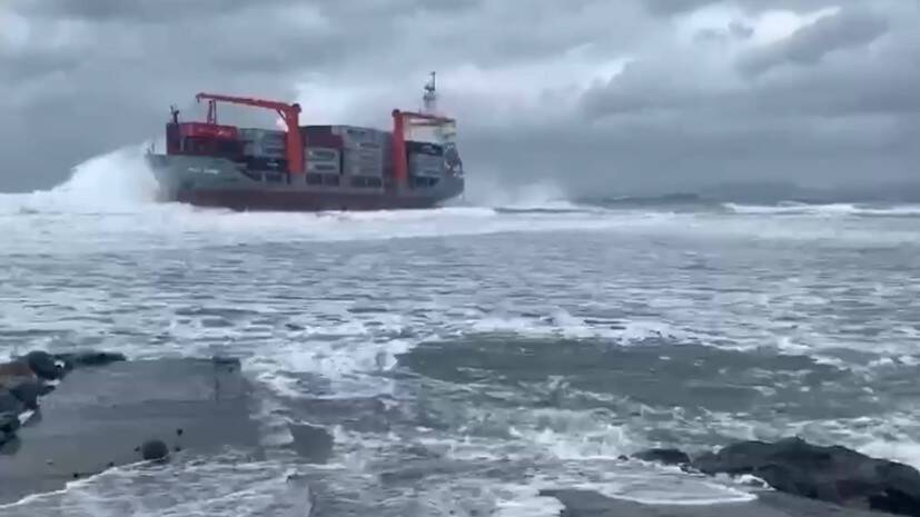 Видео с берегов Находки, где сел на мель китайский контейнеровоз
