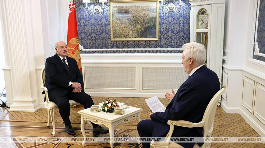 Лукашенко дал интервью главреду журнала "Национальная оборона" военному эксперту Игорю Коротченко