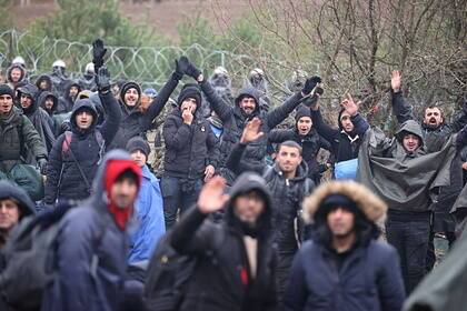 В Польше заявили о перебрасываемых Лукашенко к границе 15 тысячах мигрантов