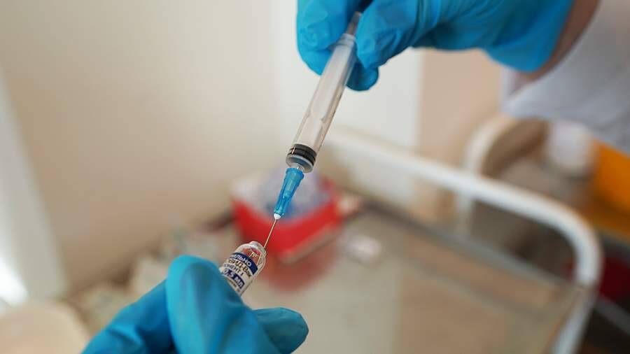 Мурашко назвал число привитых первым компонентом вакцины от COVID-19 россиян