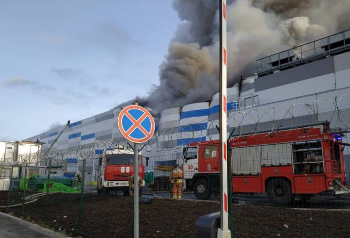 Более 100 человек тушат пожар на складе под Петербургом