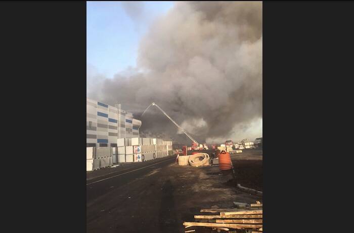 Пожарные локализовали пожар на складе в Пушкинском районе до первого ранга