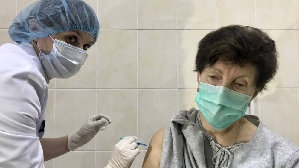 Вакцинация от COVID-19 стала обязательной для петербуржцев старше 60 лет