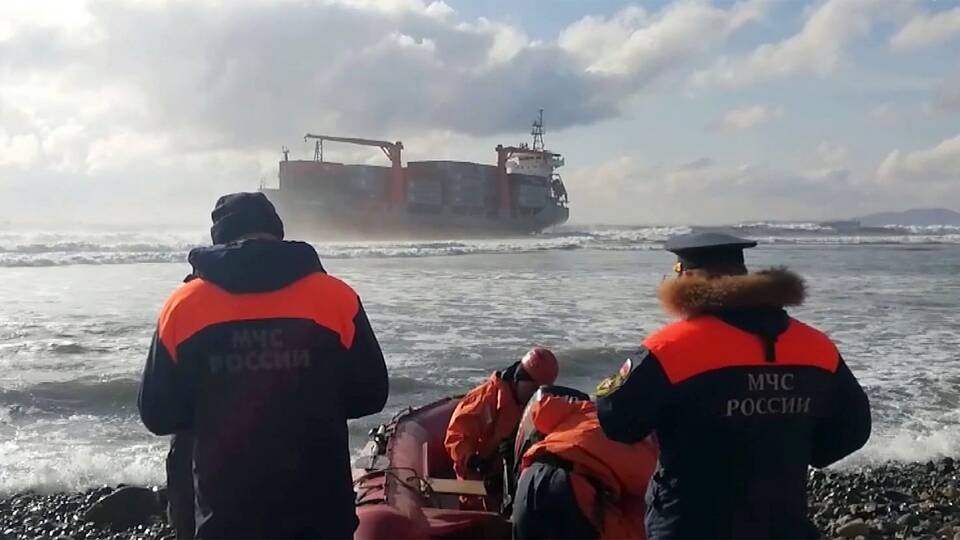 Спасательная операция развернулась в Находкинской бухте, где на мель сел сухогруз из Китая
