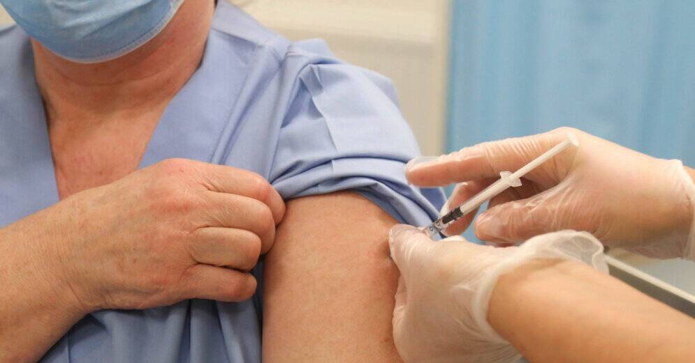 В Санкт-Петербурге ввели обязательную вакцинацию от коронавируса для пожилых людей