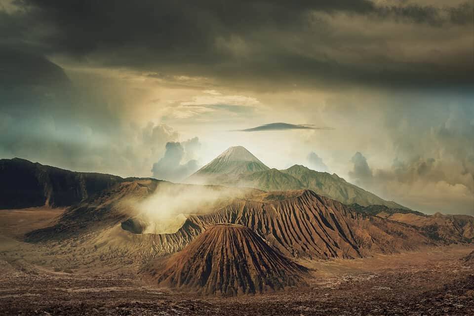 Ученые предупредили о возможном извержении супервулкана в Индонезии и мира