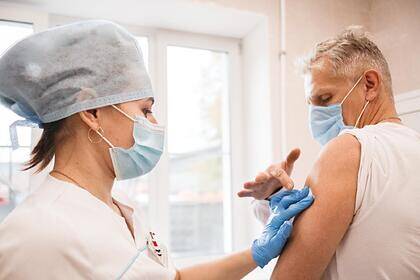 Биолог допустила неэффективность современных вакцин против омикрон-штамма