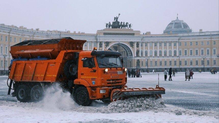 Снегопад остановил все виды транспорта в Петербурге. Почему убирают плохо?