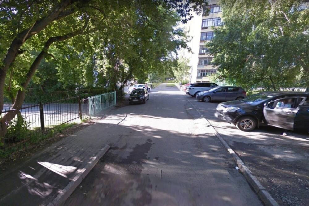 Родители школьников ругаются с водителями из-за тротуара в центре Екатеринбурга