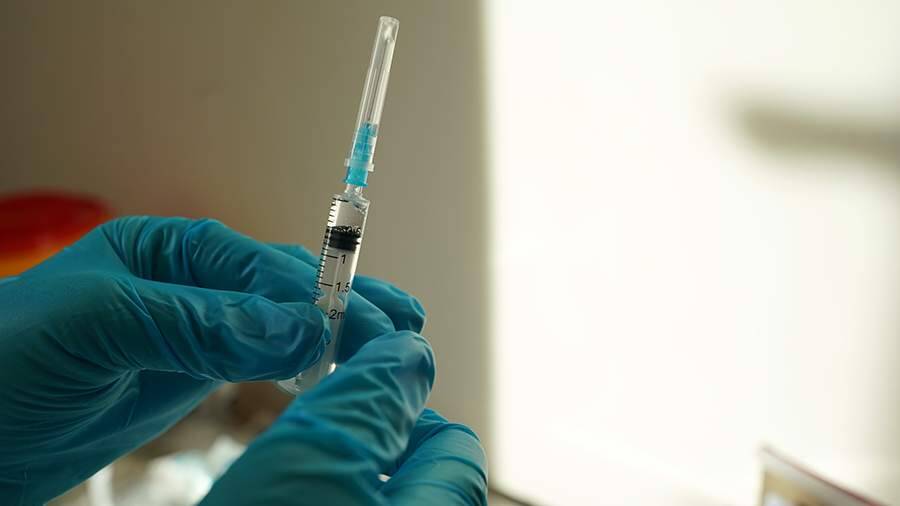 Ученый из ЮАР назвал вакцинацию главным способом борьбы с «Омикроном»