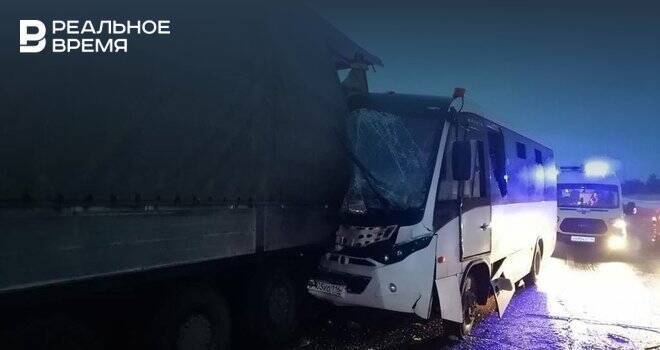 ДТП под Елабугой: водитель вахтового автобуса въехал в припаркованную фуру