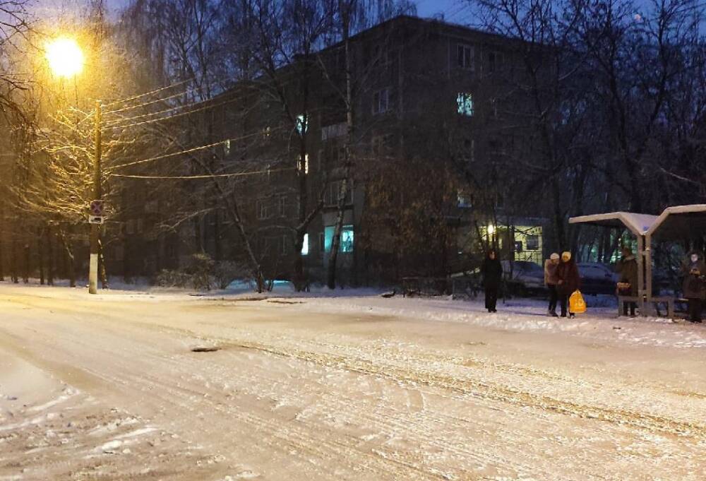В Твери водители стоят в пробках после ночного снегопада