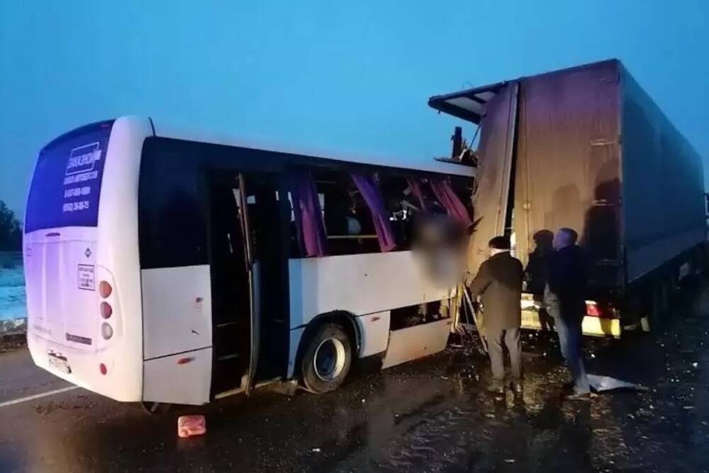 В Татарстане автобус с вахтовиками попал в крупное ДТП