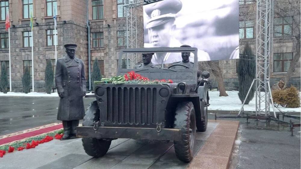 Композиция в честь маршала Жукова появилась в центре Екатеринбурга