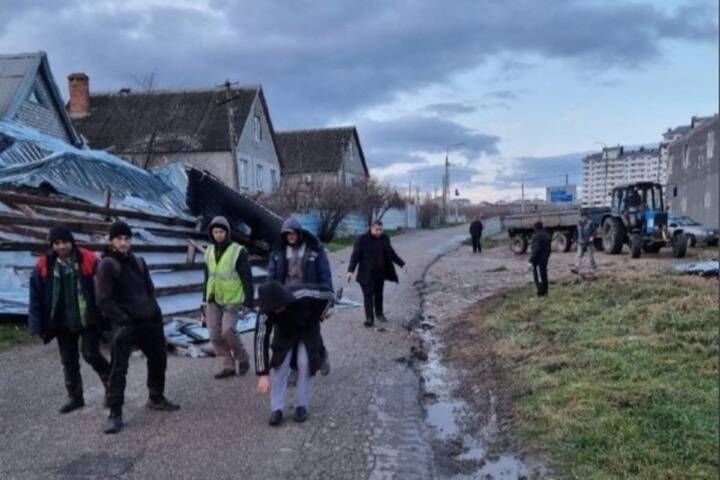В Крымском районе сильный ветер сорвал кровлю со здания школы
