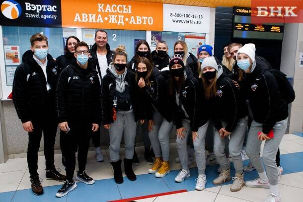 Венгерские баскетболистки в аэропорту Сыктывкара сыграли в снежки