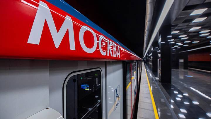 Интервалы движения поездов увеличены на синей ветке метро из-за человека на пути
