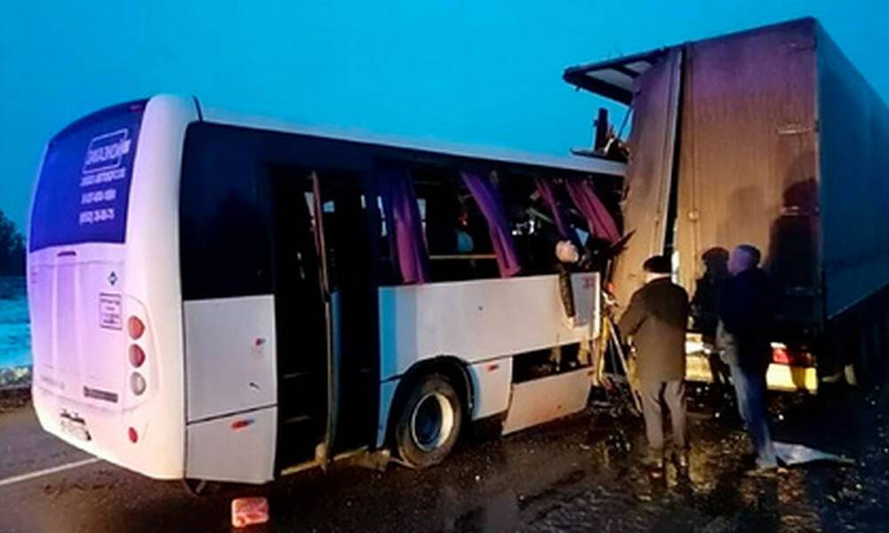 Фура и автобус с вахтовиками столкнулись на трассе: один человек погиб