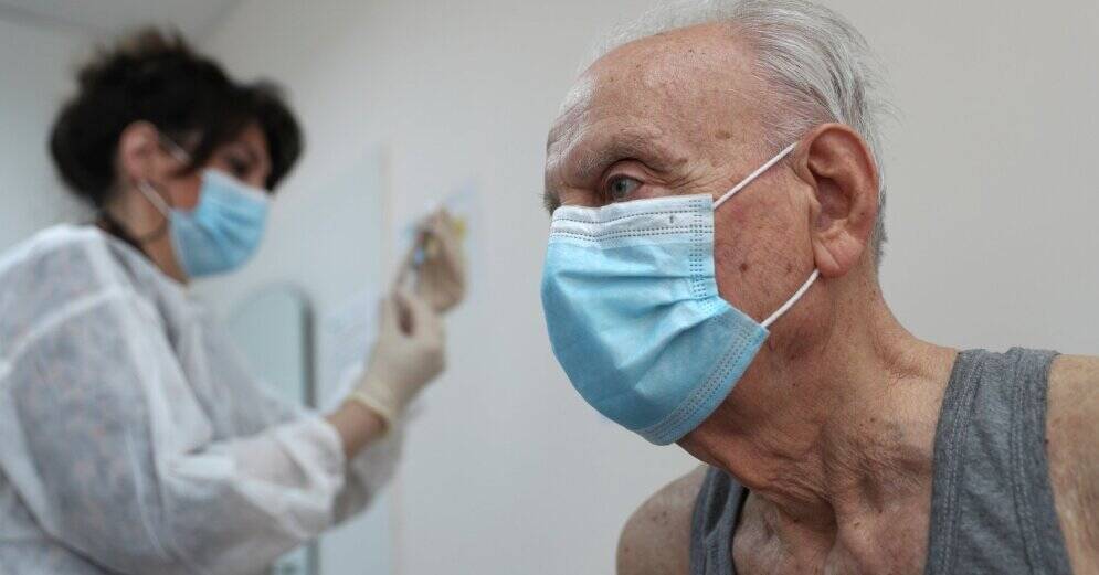 Греция вводит обязательную вакцинацию для пожилых граждан, за отказ будут штрафовать