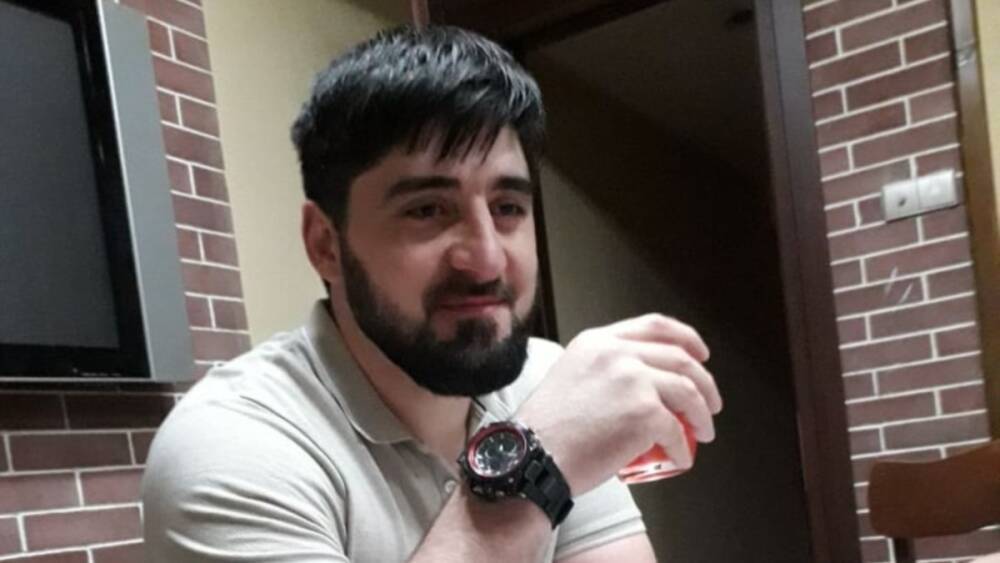 Отец оппозиционного чеченского блогера записал видеообращение к сыну