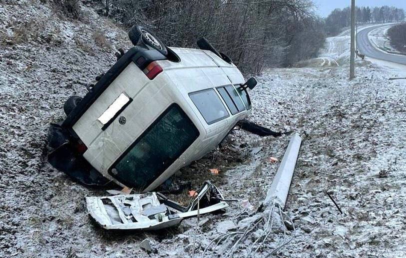 При опрокидывании микроавтобуса в Брянской области погиб один человек погиб