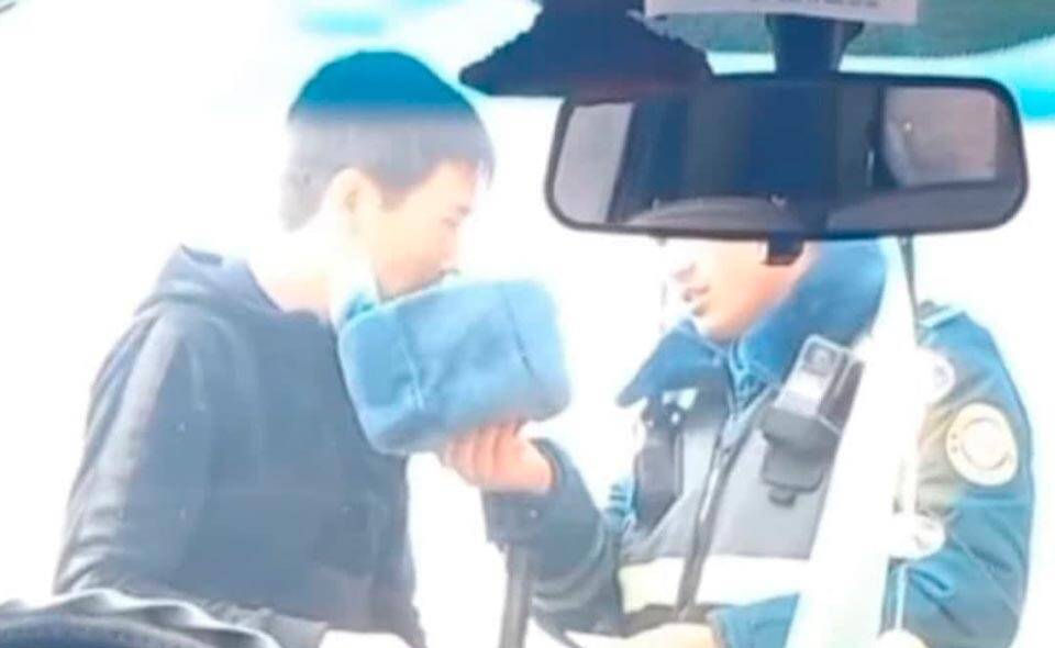 Инновация для нового Узбекистана. Инспектор в Каракалпакстане попросил водителя дунуть в шапку