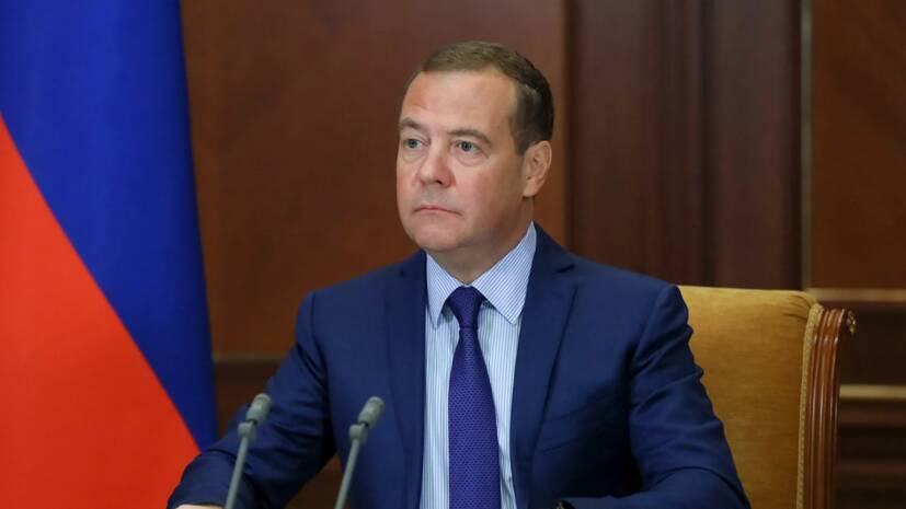 Медведев назвал сложной ситуацию с коронавирусом в России