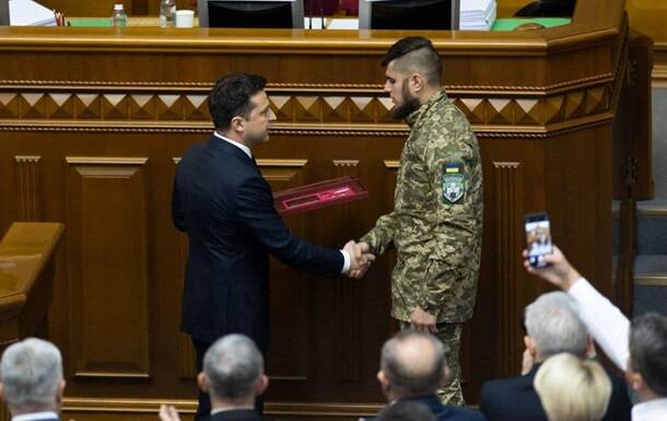 Зеленский присвоил звание Героя Украины добровольцу ПС