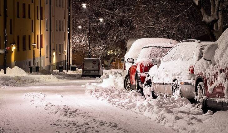 Кучи снега в Петербурге мешают полноценной жизни города