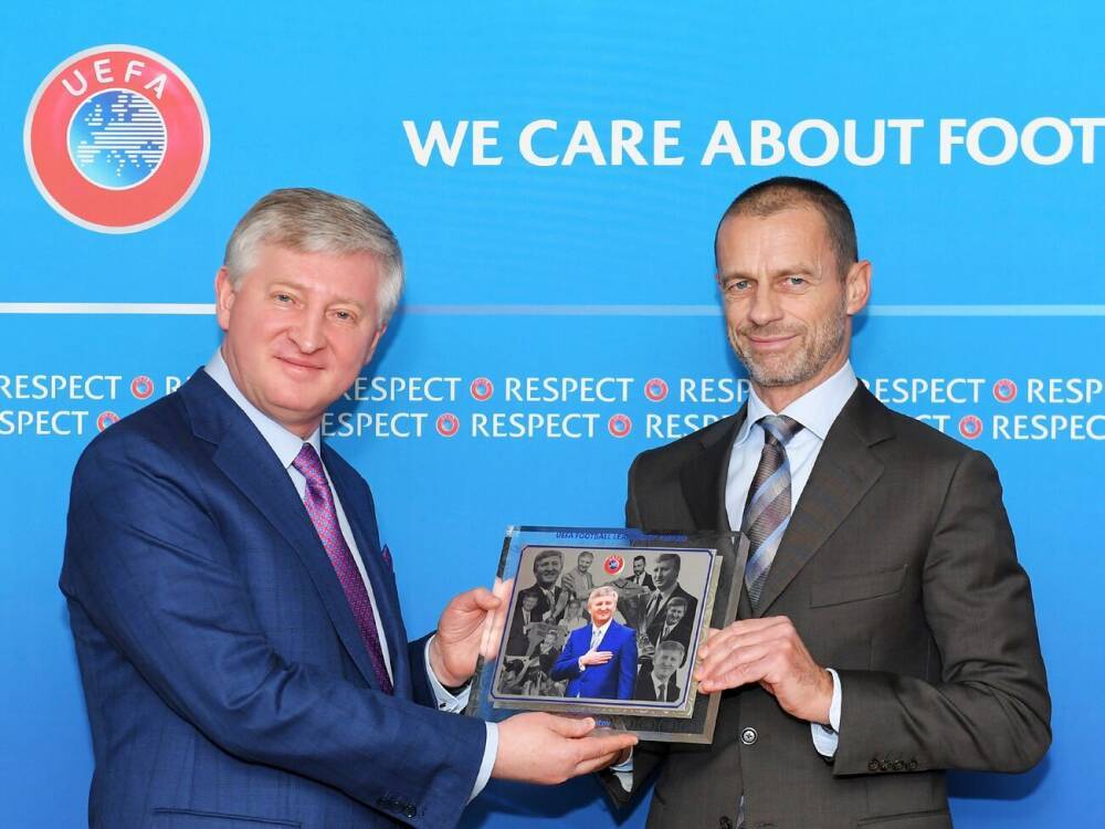 Глава УЕФА вручил Ахметову почетную награду UEFA Football Leadership Award
