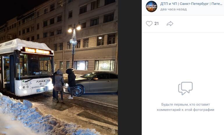 Автобус столкнулся с Mercedes на Невском проспекте