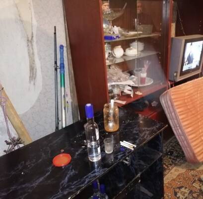 В Новосибирской области мужчина зарезал собутыльника и выбросил с балкона