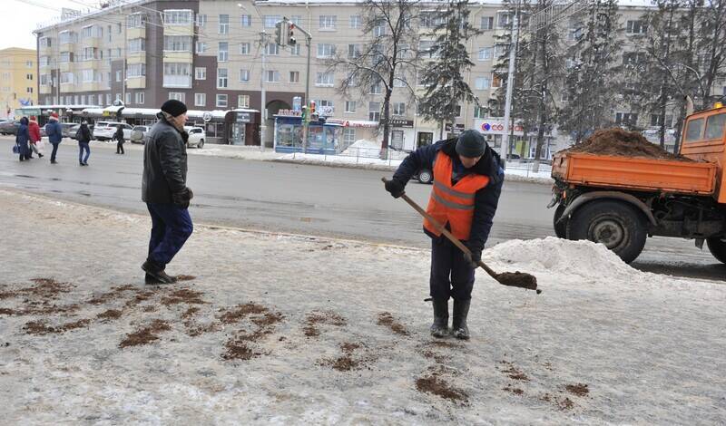 Министр ЖКХ Башкирии объяснил, почему скользкие улицы Уфы перестали посыпать песком